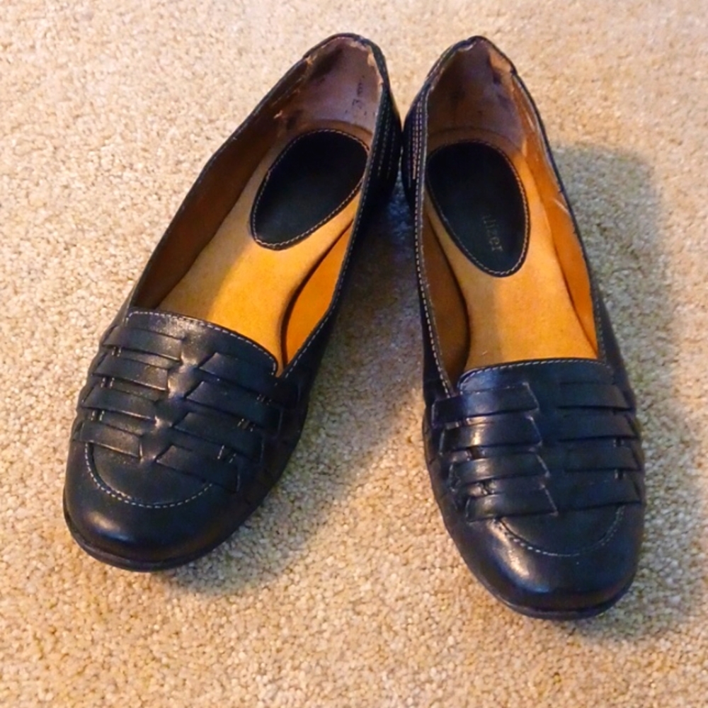 EUC Naturalizer black leather size 6 flats